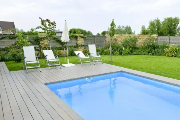 bord bois piscine